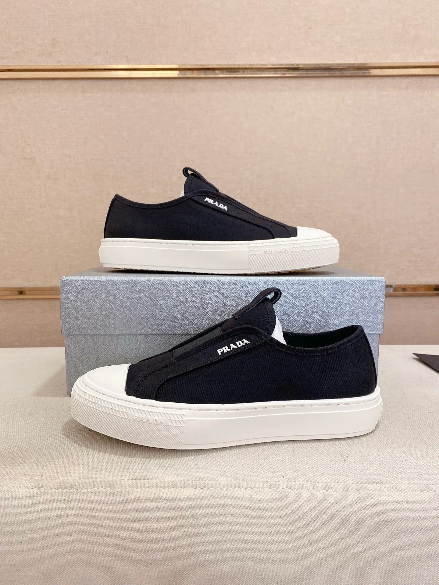 Factory price 580💰 ✔️✔️✔️High version High-quality new PRADA counters are on the market at the same time. The new men's shoes and 😘fabrics are selected from first-layer cowhide and are made by pure handicrafts. Lining: Full cowhide lining. 👍🏿 High-end ☄️ air-cushion molded anti-slip rubber outsole, exquisite lines, simple and elegant, comfortable and high-end for leisure travel. Code number: 38 to 44 (45 can be customized)